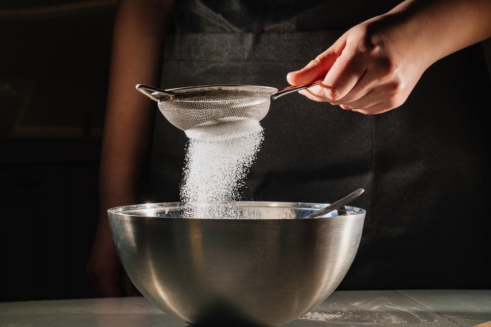 Powdered,Sugar,Or,Flour,Is,Sifted,Into,A,Bowl,On